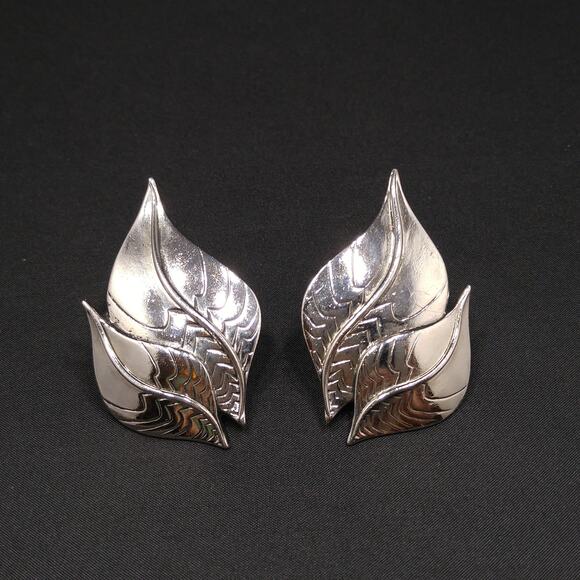 Laurel Burch Two Leaves Clip Earrings, Rhodium Plated, 1980s Vintage Jewelry - Picture 7 of 10
